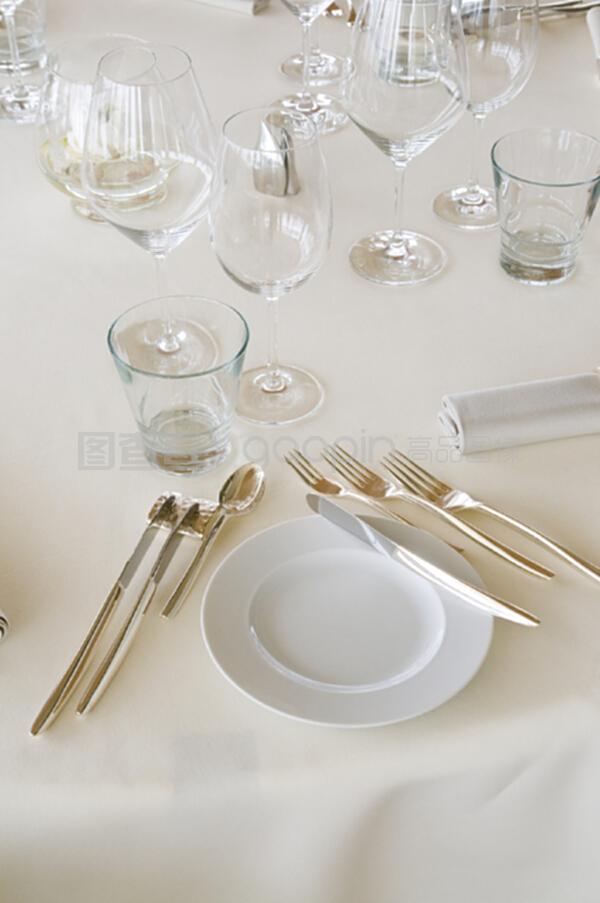 奢華體驗 高級餐廳的正餐服務(wù)與餐桌藝術(shù)